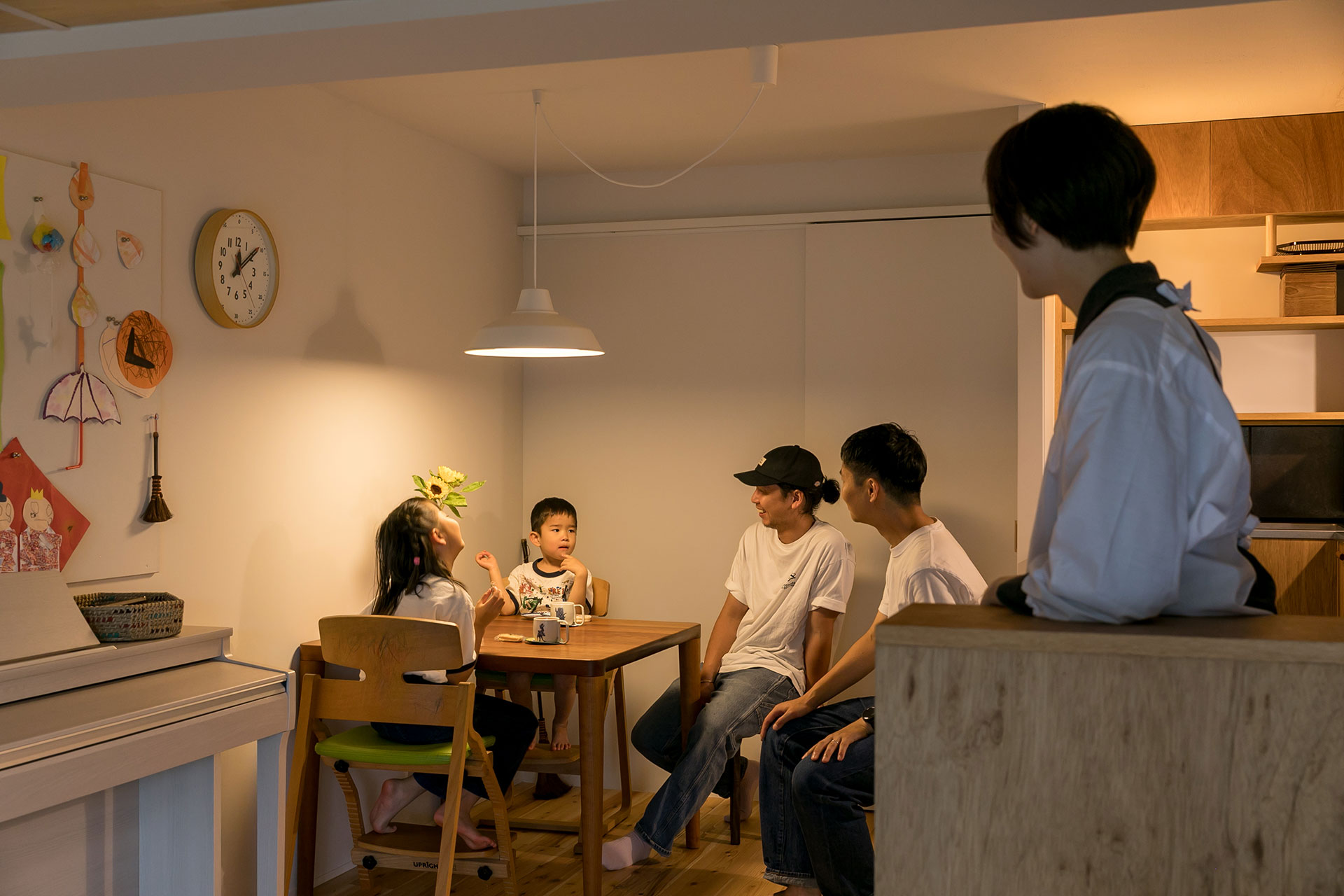 DIYをサポートした『HandiHouse project』の秋山直也さん。すっかりご家族に溶け込んでいる。