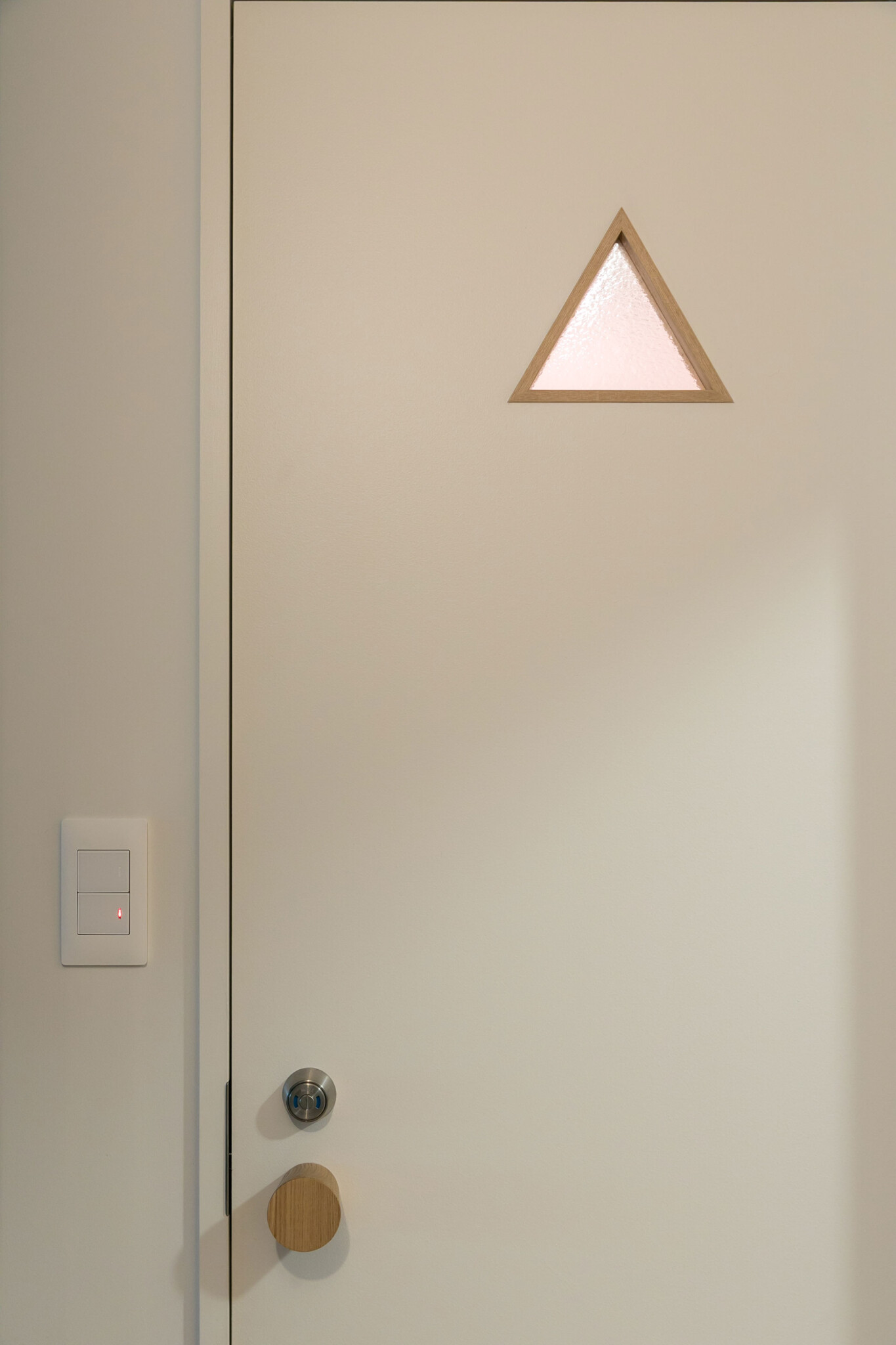 トイレの窓は三角にする遊び心。