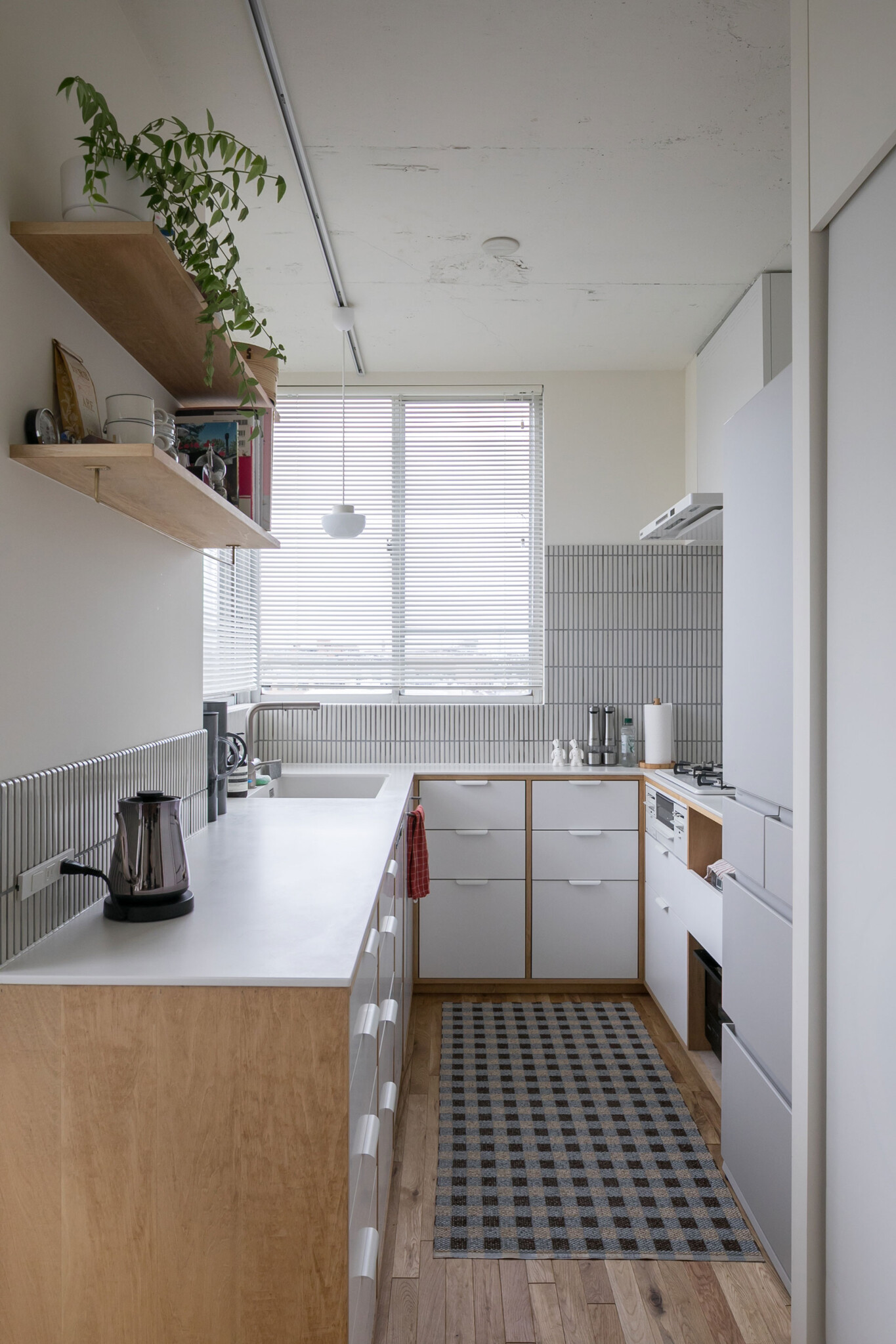 「リノベ後も、この場所がキッチンになる部屋が多いようです。我が家はコの字のレイアウトにしました。収納が増えましたし、天板に料理本を置いて料理ができるので気に入っています」