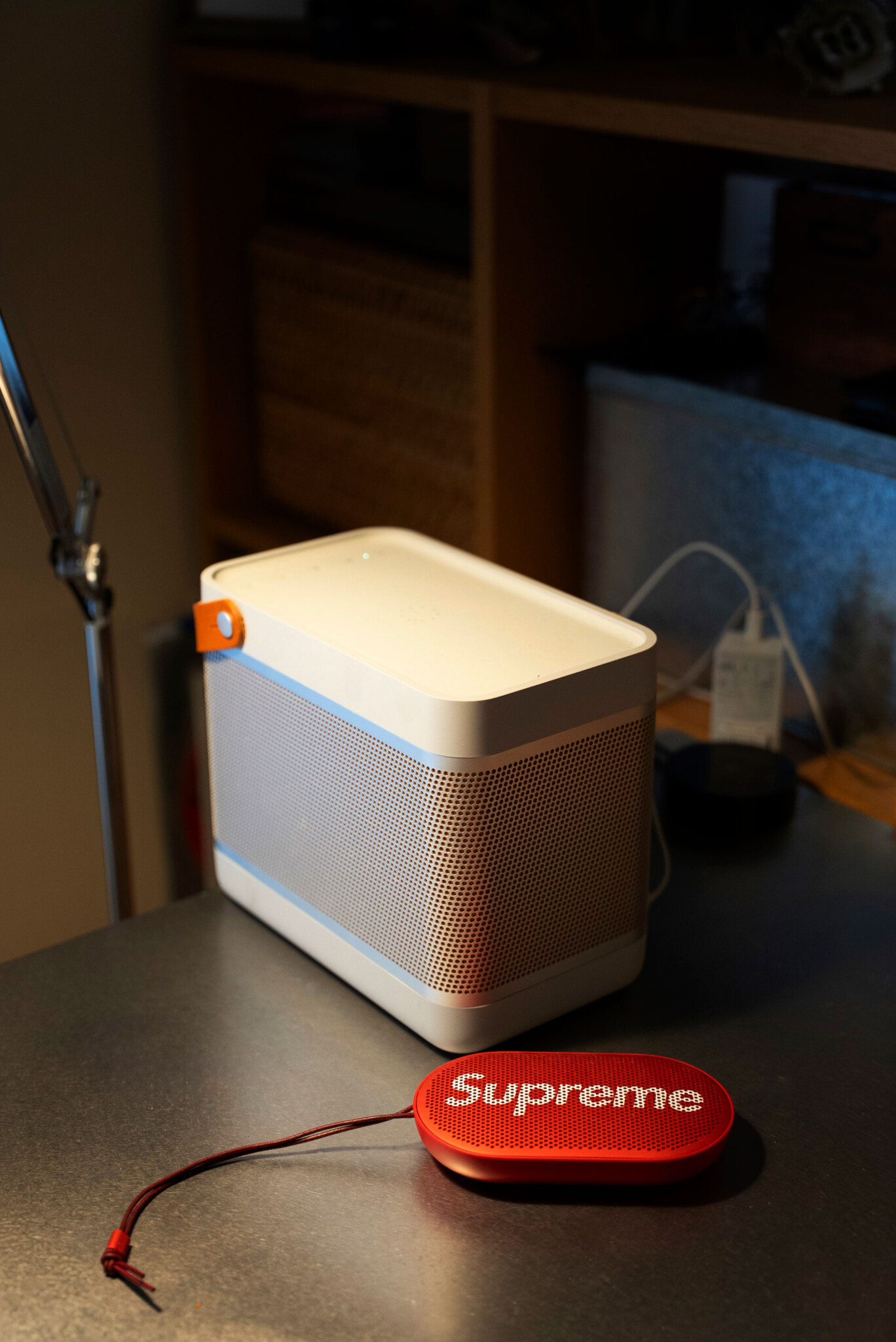 バング&オルフセンのポータブルスピーカー。仕事中は常に音楽をかけている。コンパクトだが重厚な音を楽しめる。