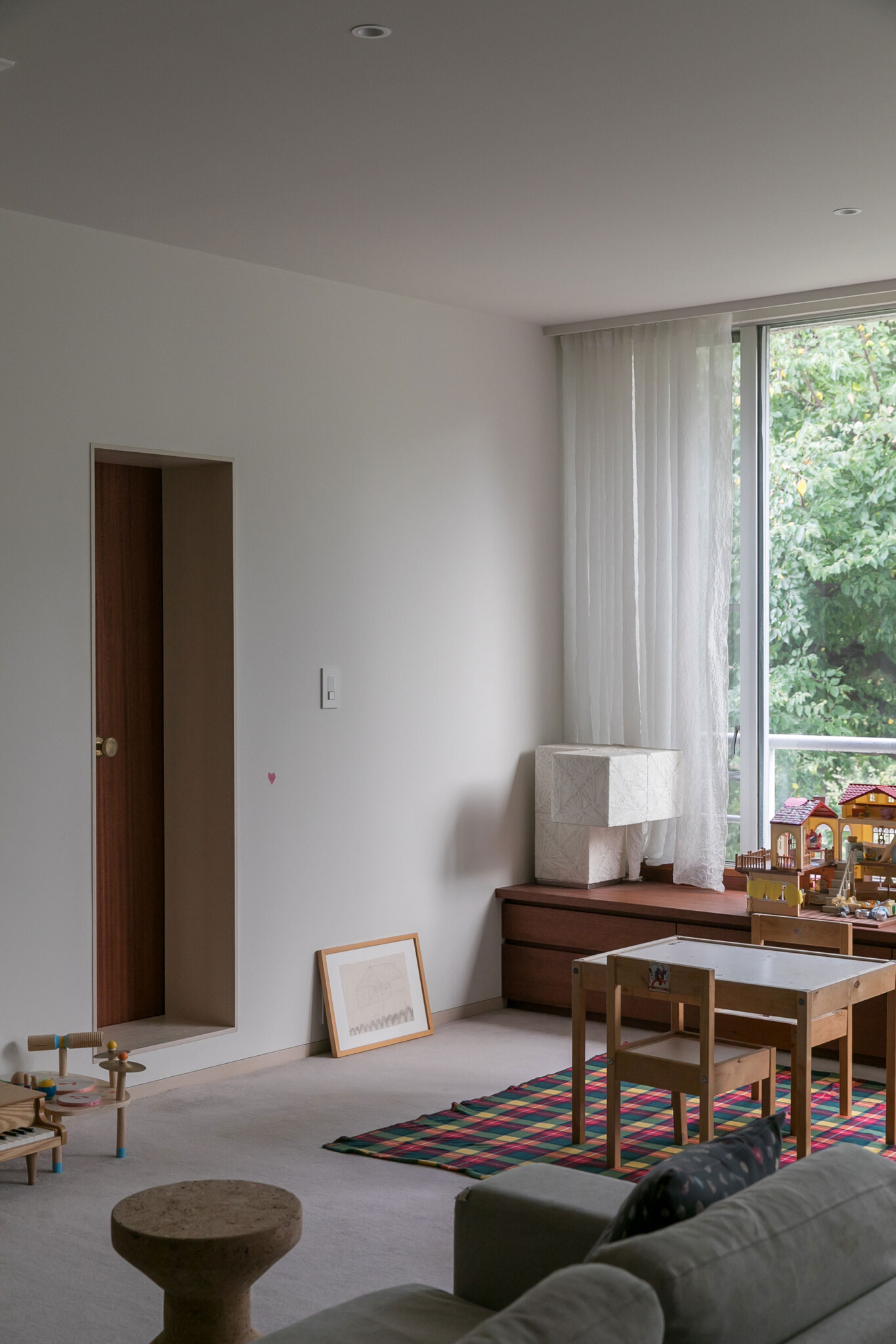 茶室のにじり口のように、あえて小さく作った扉。ドアノブは扉の真ん中につけている。