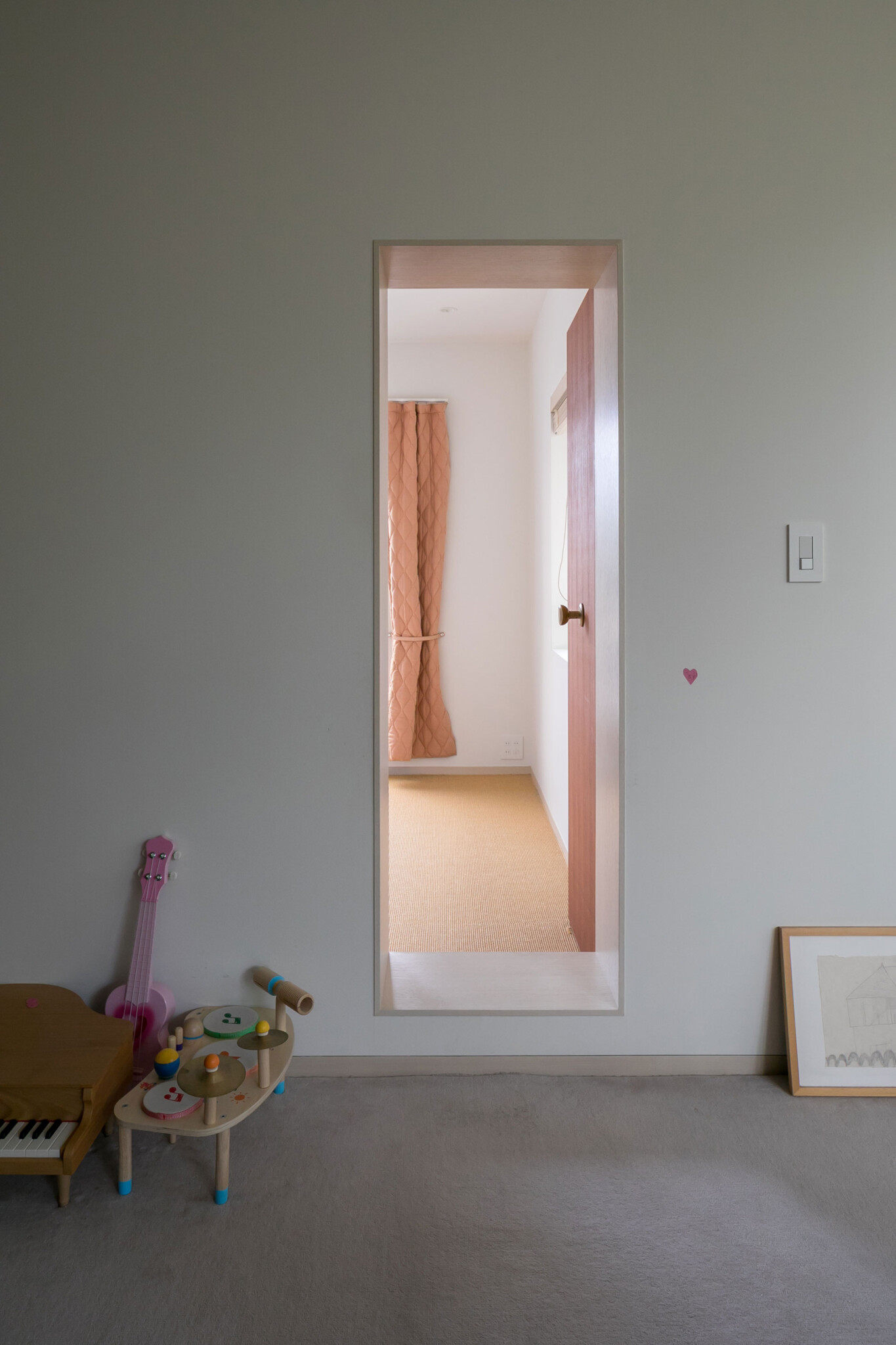 小さな扉の向こうの部屋は、サイザルカーペットを敷いた寝室。